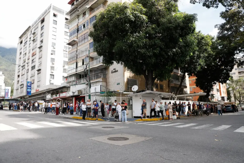 La gente hace fila para comprar comida en un supermercado, después de que el presidente de Estados Unidos, Donald Trump, dijera que Estados Unidos atacó a Venezuela y capturó a su presidente, Nicolás Maduro, en Caracas, Venezuela, el 3 de enero de 2026. REUTERS/Leonardo Fernández Viloria
