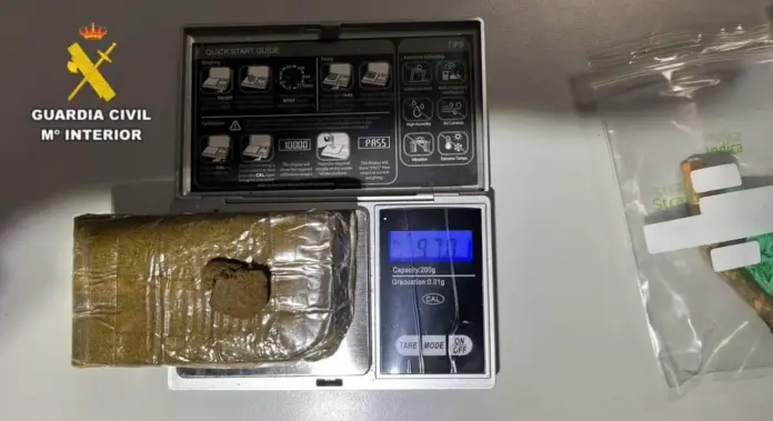 Entre la droga localizada se encontraba hachís, cocaína y como el propio detenido relató también MDMA