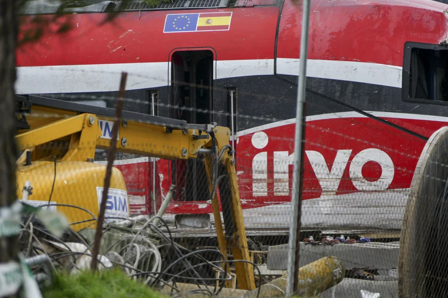 Una grúa trabaja en el vagón 8 del tren Iryo, el último vagón que chocó al descarrilar contra el Alvia que se dirigía a Huelva. El vagón ha sido trasladado por grandes camiones a una finca aledaña a las vías /EFE/ David Arjona