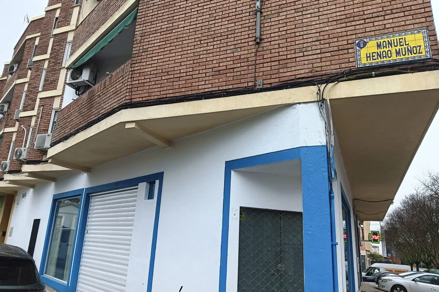 Portal de la vivienda en la que residía la mujer de 78 años, fallecida este lunes en Badajoz presuntamente tras las lesiones causada por su pareja, de 81, que ha sido detenido y enviado a prisión. EFE/José Luis Real