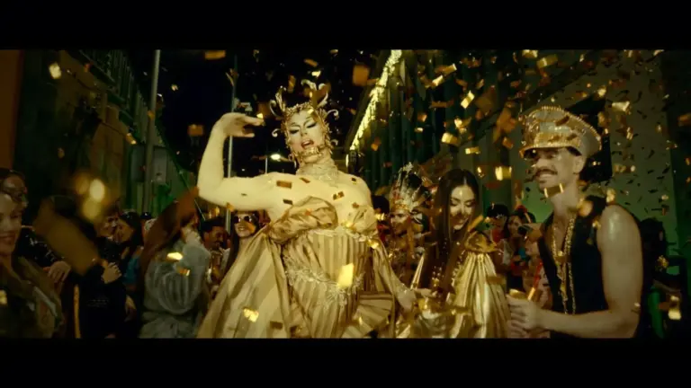 Confeti dorado, fiesta y elegancia para poner imagen al himno del Carnaval de Canarias