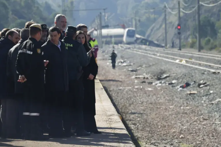 Los reyes visitan la zona donde se produjo el descarrilamiento de los trenes