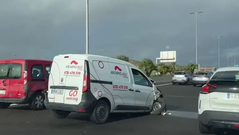 Dos coches colisionan en el Cruce de Arinaga, Agüimes