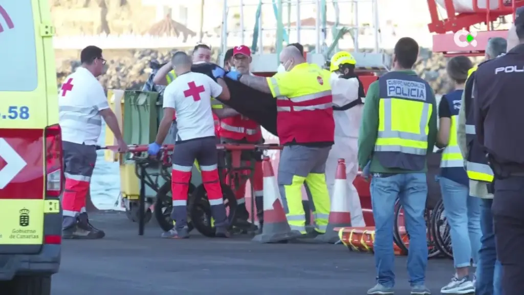 Momento del traslado de uno de los cuerpos que llegó en el un cayuco a Arguineguín
