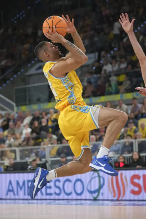 72-70 | El Granca revive ante La Laguna y se anota el primer derbi canario en Europa