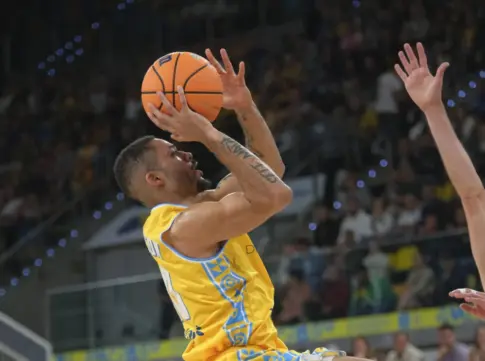 72-70 | El Dreamland revive ante La Laguna y se anota el primer derbi canario en Europa