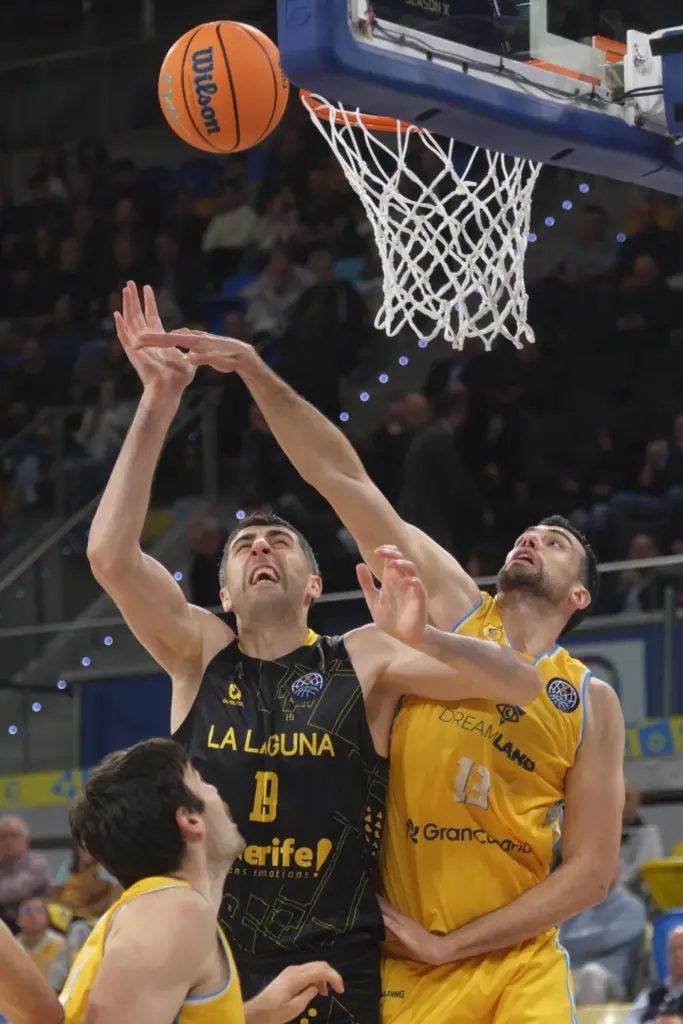 El pivot georgiano de La Laguna Tenerife, Giorgi Shermadini (i), pelea un rebote ante el ala-pivot francés de Gran Canaria, Pierre Pelos