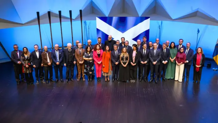 Imagen de homenajeados y asistentes al acto institucional de la celebración del primer Día de Tenerife