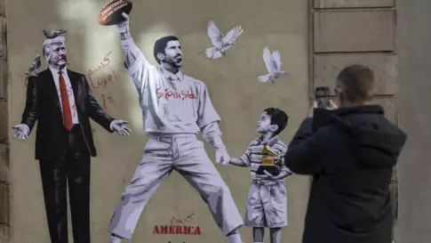 Un artista tinerfeño critica a Trump con un grafiti inspirado en Bad Bunny