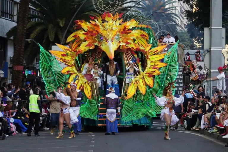 Santa Cruz de Tenerife vibró con el Coso Apoteosis del Carnaval