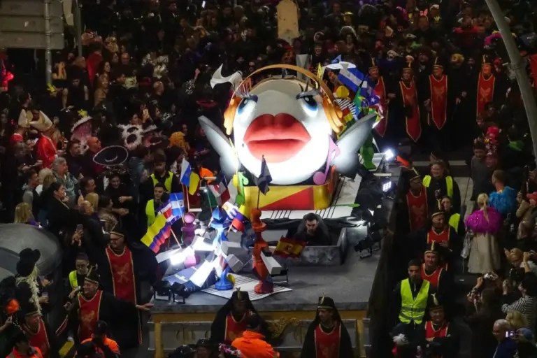 Multitudinario entierro de la Sardina en Santa Cruz de Tenerife