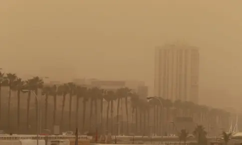 Canarias afronta un revés meteorológico: fuertes vientos, olas de hasta cinco metros y prealerta por calima inminente