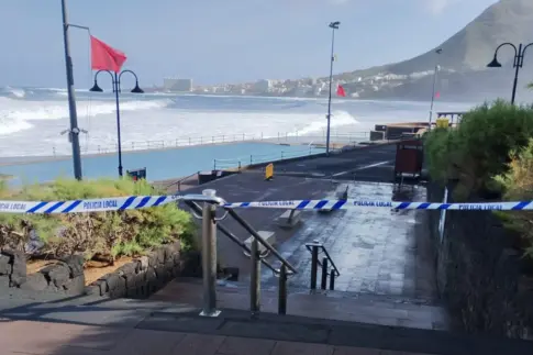 El fuerte oleaje mantiene en alerta las costas canarias