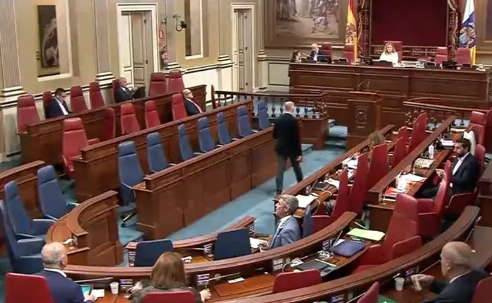 Arranca el pleno del Parlamento de Canarias en sesión de tarde