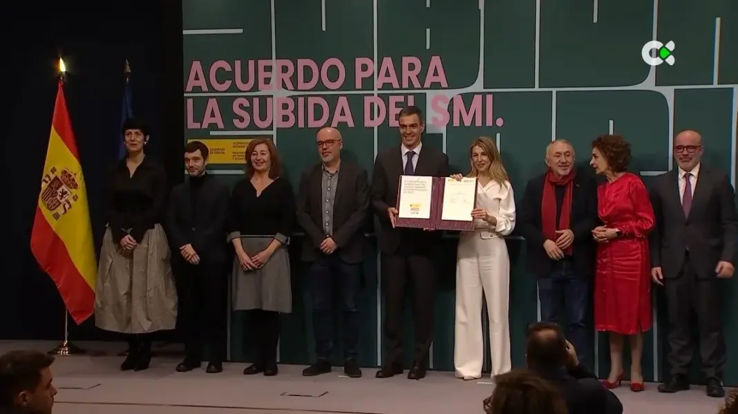 Gobierno y sindicatos firman el acuerdo para subir el salario mínimo a 1221 euros al mes