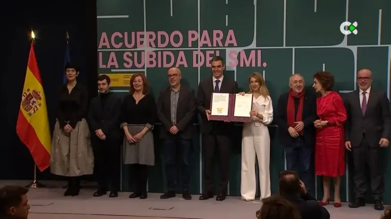 Gobierno y sindicatos firman el acuerdo para subir el salario mínimo a 1221 euros al mes