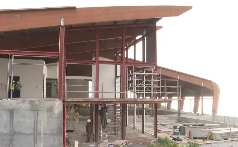 Valverde confía en abrir sus piscinas cubiertas antes de final de año