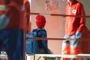 Casi 1.000 menores reubicados a la península