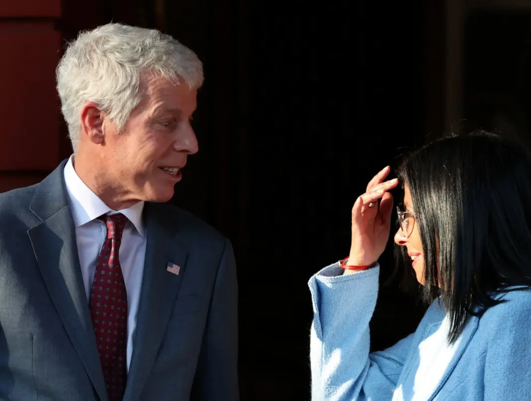 El secretario de Energía de EEUU, Chris Wright, y la presidenta encargada de Venezuela, Delcy Rodríguez. Imagen Reuters