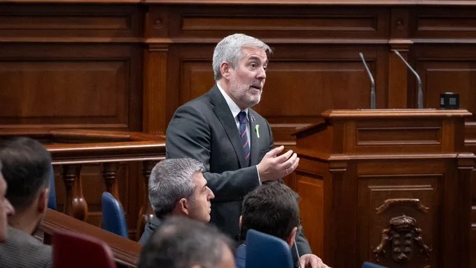 El presidente de Canarias, Fernando Clavijo, durante el pleno del Parlamento de Canarias de ese martes, 10 de febrero 2026. Imagen Presidencia del Gobierno