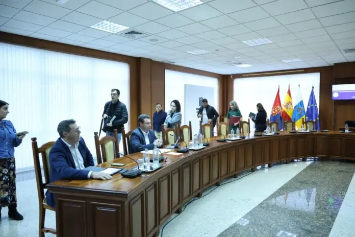 Consejeros del PSOE abandonan el pleno del Cabildo de Lanzarote