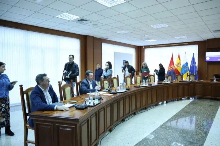 Lanzarote aprueba sus presupuestos para 2026 en un pleno de alta tensión política