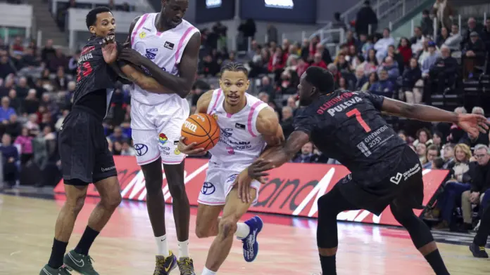 El Dreamland Gran Canaria consigue una importante victoria ante el Coviran Granada