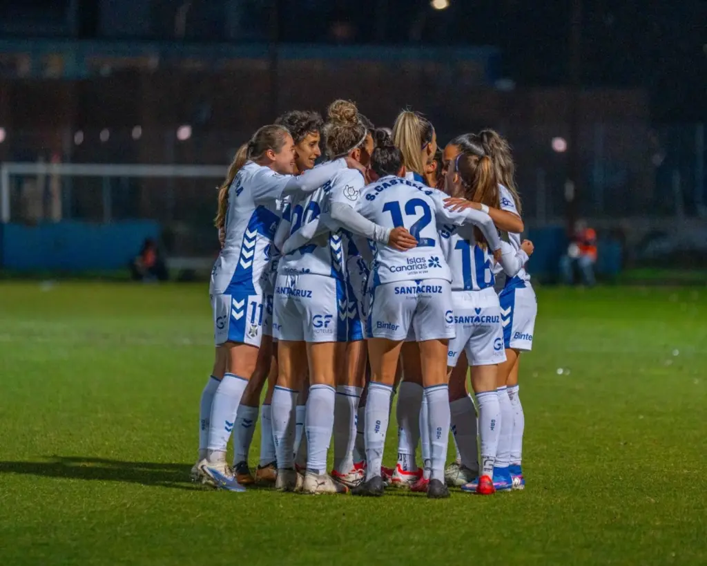 Las jugadoras del Costa Adeje Tenerife celebran el gol anotado por Sakina