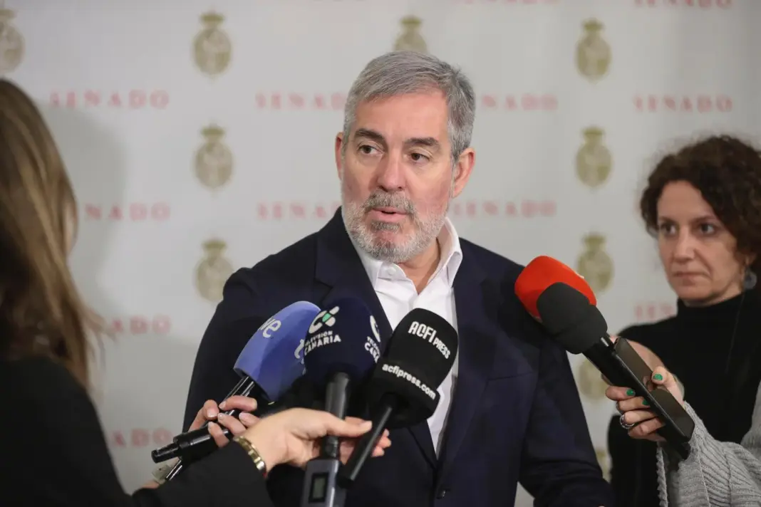 El presidente de Canarias, Fernando Clavijo, atiende a los medios tras la reunión mantenida con la ministra de Juventud e Infancia, Sira Rego