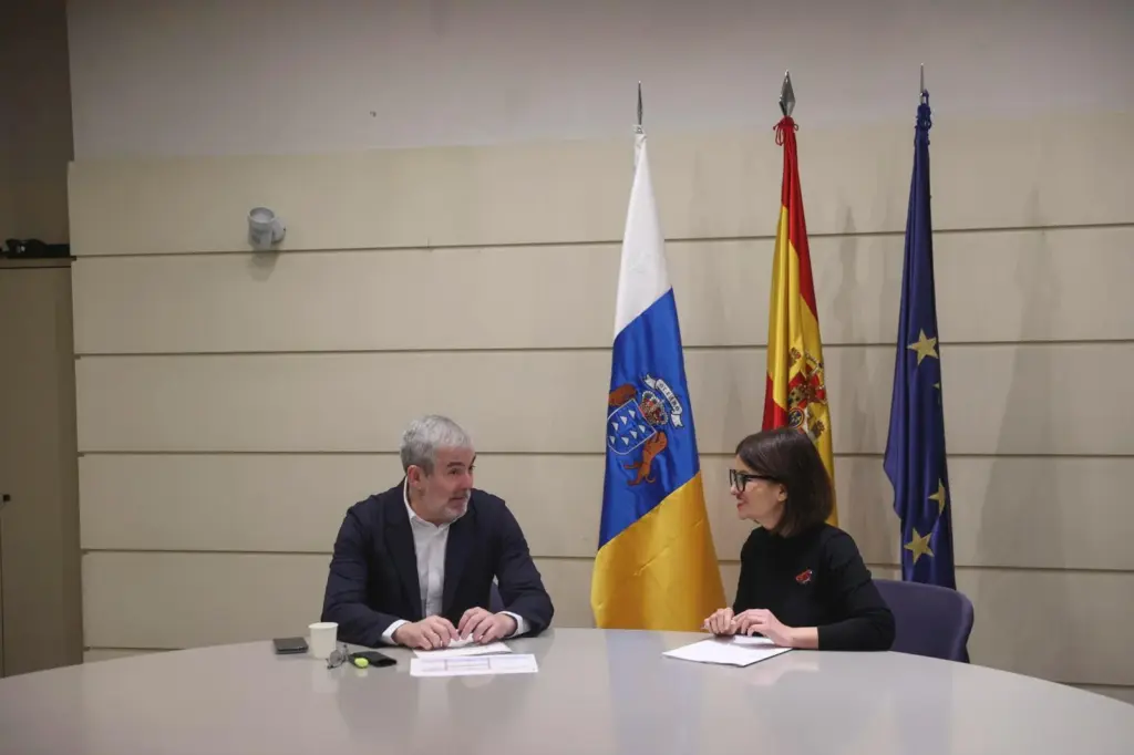 El presidente de Canarias, Fernando Clavijo, durante la reunión mantenida con la ministra de Juventud e Infancia, Sira Rego