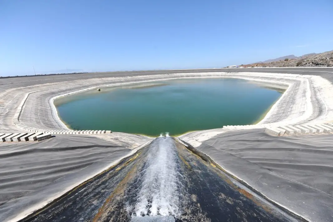 Agua entrando en un embalse en Tenerife. Cabildo de Tenerife