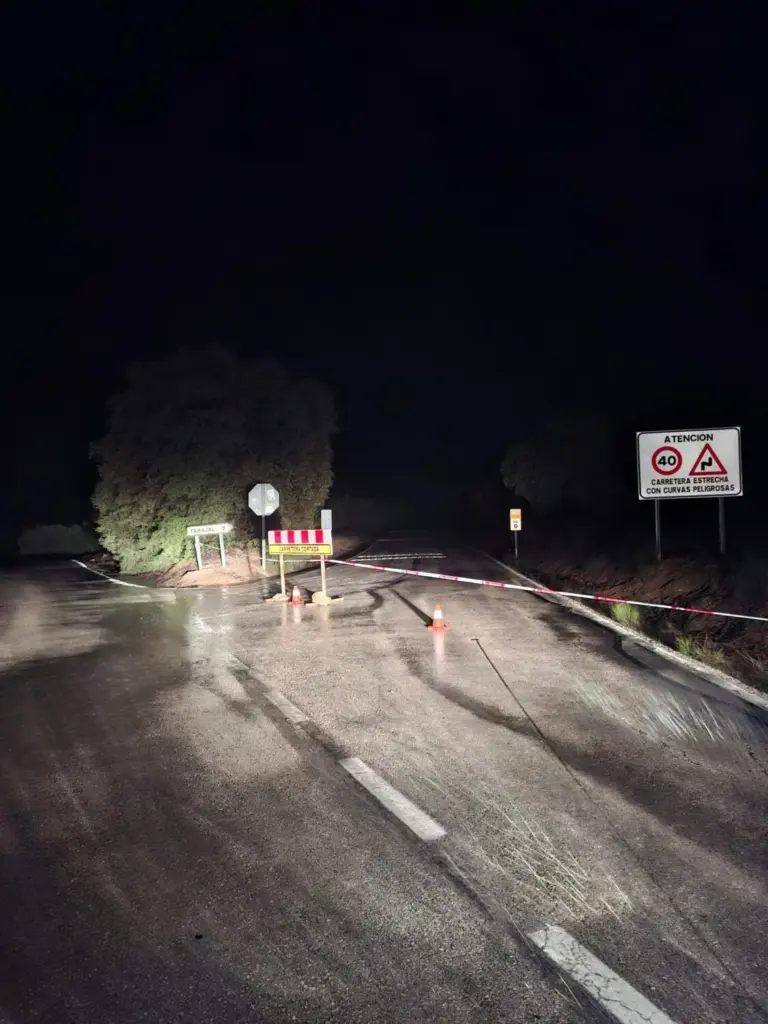 La CO-7207, de Acceso a Tarajal, cortada al tráfico por las lluvias provocadas por la borrasca Leonardo