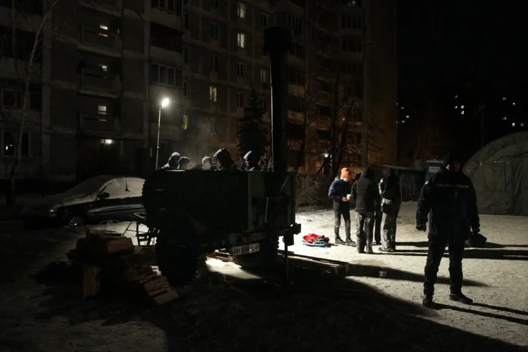 Efectivos militares bajo la noche de Kiev (Ucrania). Imagen Europa Press/Contacto/Hennadii Minchenko