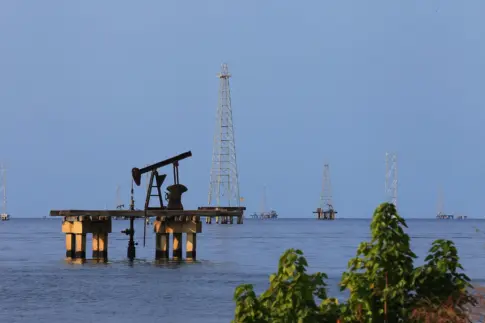 EEUU continúa retirando sanciones a Venezuela y permite operar a empresas de servicios petroleros