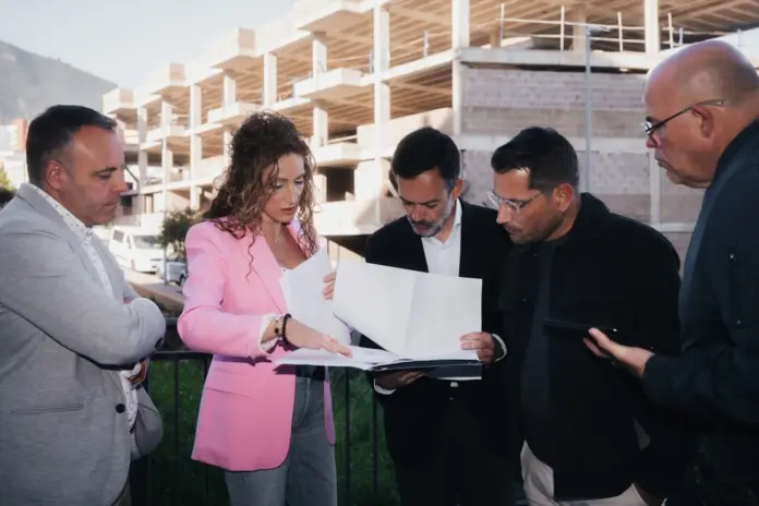 El vicepresidente del Cabildo de Tenerife, Lope Afonso (c), en una visita a un solar donde se construirán 27 viviendas públicas en Los Realejos
