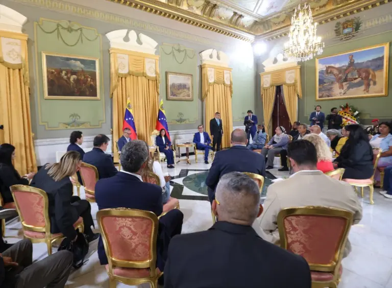 Delcy Rodríguez pide «una nueva justicia» en su encuentro con víctimas de violencia política en Caracas