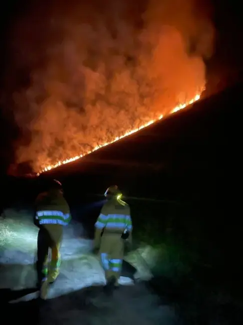 Cantabria vive una noche «muy complicada» por los incendios forestales y 36 siguen activos
