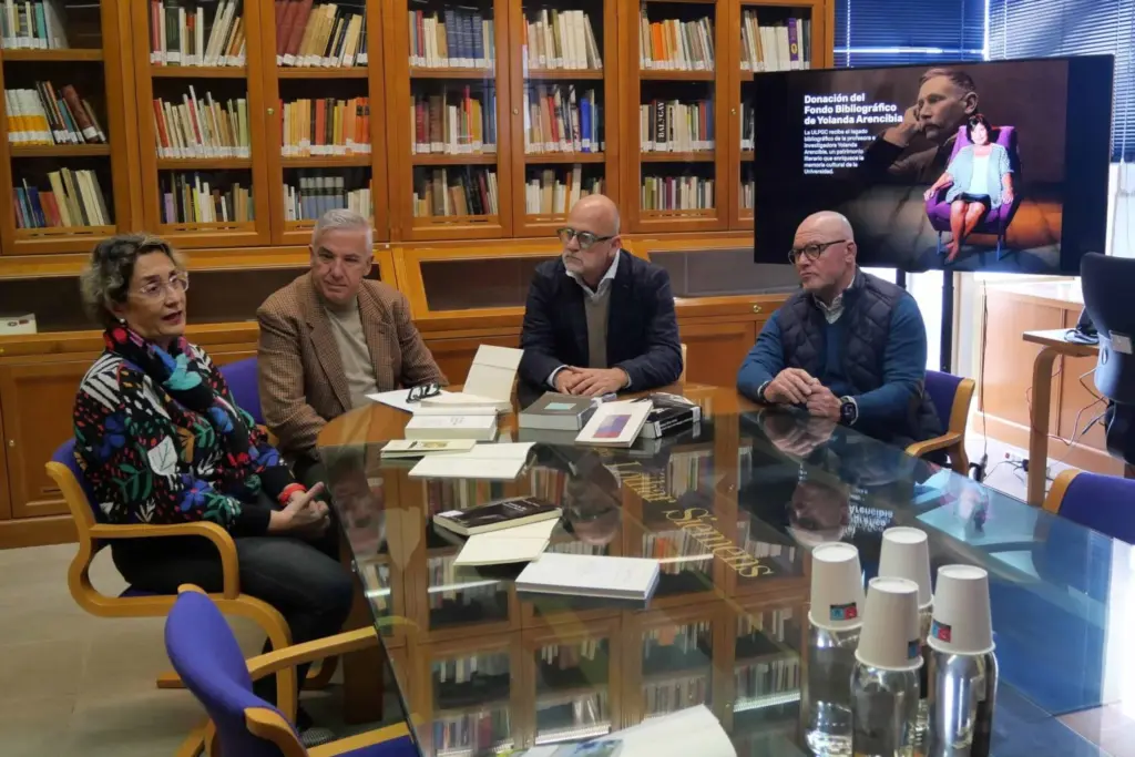 La Biblioteca de la Universidad de Las Palmas recibe más de 2.400 libros de Yolanda Arencibia