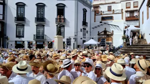 La Fiesta de los Indianos tiñe de blanco Santa Cruz de La Palma