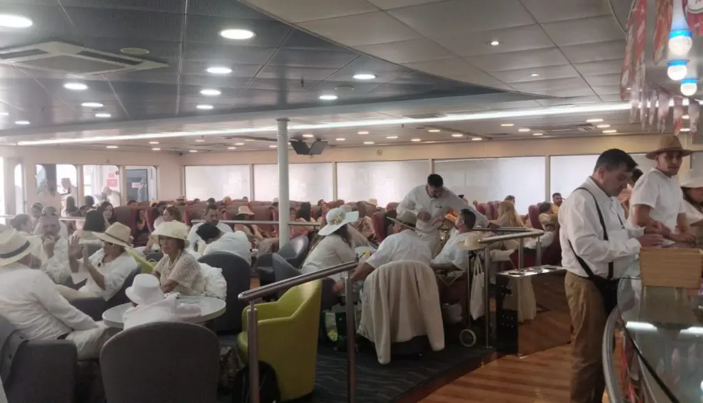 Indianos en un barco que hace la ruta Tenerife - La Palma a primera hora de este lunes. Imagen RTVC