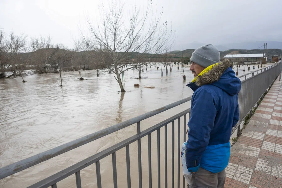 Un vecino observa la crecida del río, este viernes en Huétor Tájar (Granada), uno de los municipios andaluces especialmente afectados por la borrasca Leonardo. Imagen EFE