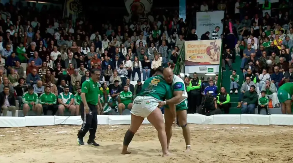 Tino Matoso (CL Maxorata) y Pedro Hernández (Unión Antigua) en la luchada definitiva. Imagen RTVC