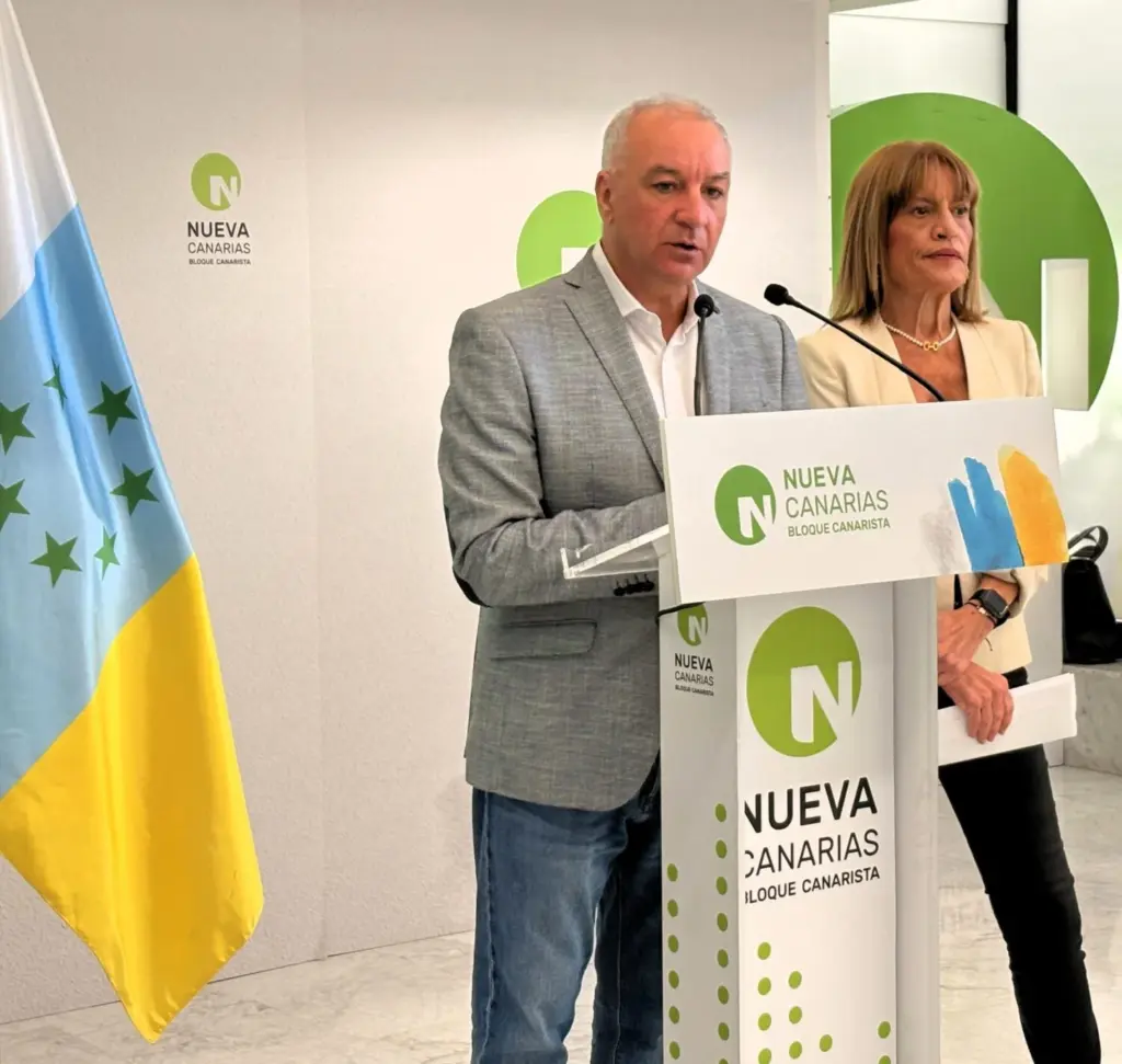 El portavoz parlamentario y la diputada de NC-BC, Luis Campos y Esther González. Imagen cedida por NC-BC