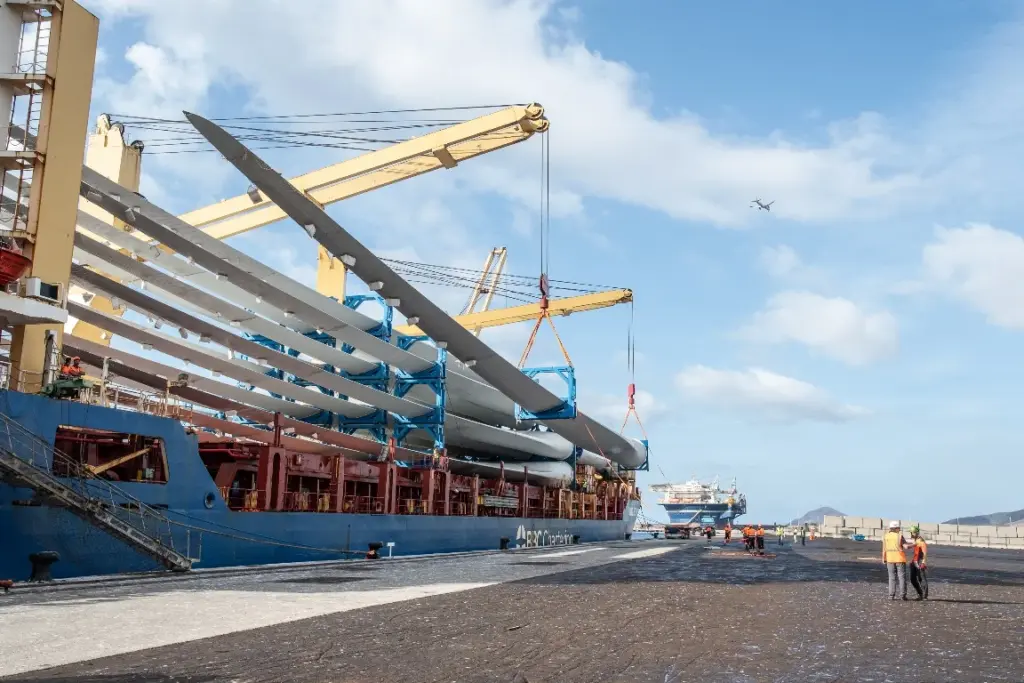 Operativa de descarga de aerogeneradores en el puerto de Granadilla