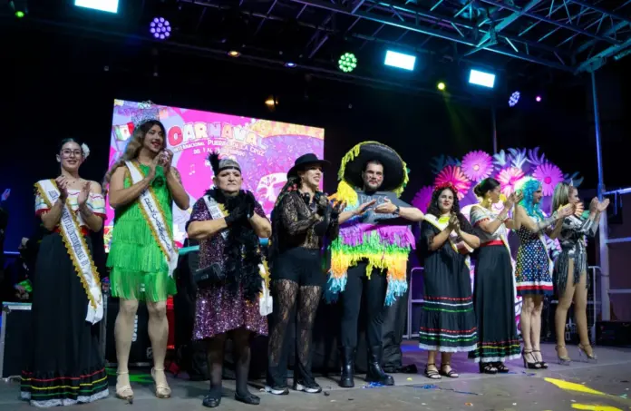 El 'Mascarita Ponte Tacón' comenzó antes de las 20:00 horas y el público se congregó para presenciar la carrera más divertida