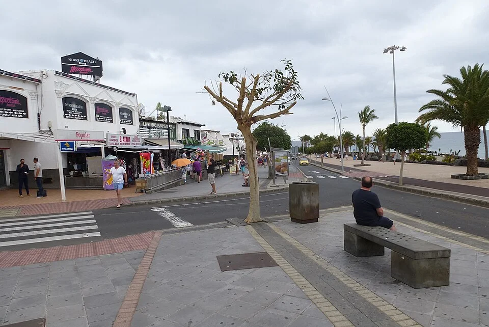 Avenida de las Playas, Puerto del Carmen, Tías, Lanzarote, donde un atropello dejó a un hombre hospitalizado grave