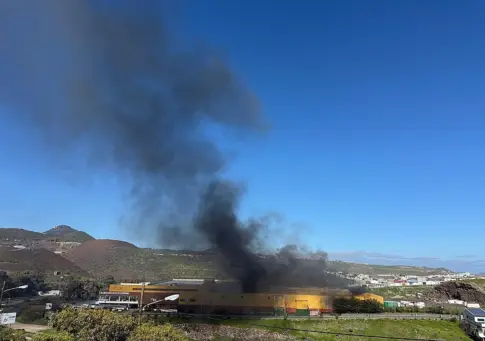 Efectivos trabajan en la extinción de un incendio declarado este domingo en un punto limpio de Telde