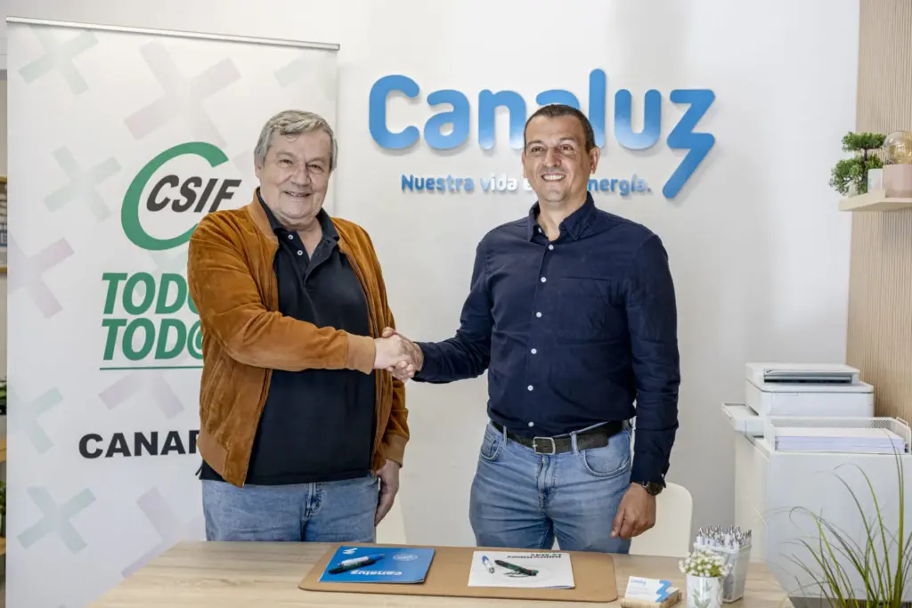 Representantes de Canaluz y CSIF tras la firma del Canaluz convenio CSIF Canarias
