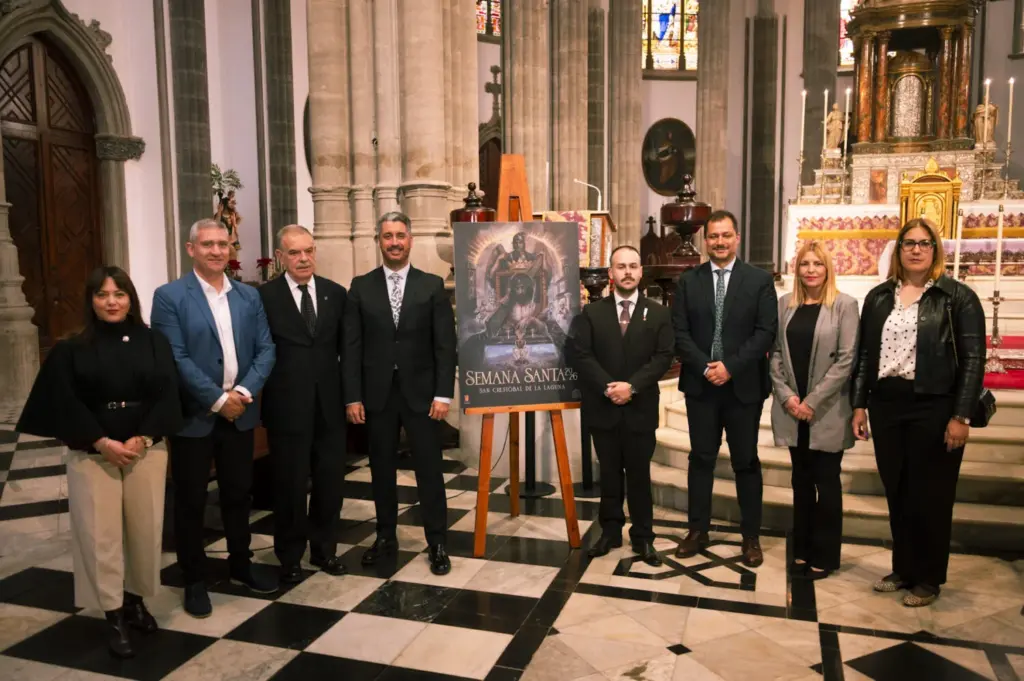 Ismael Francisco Sánchez firma el cartel de la Semana Santa de La Laguna 2026.