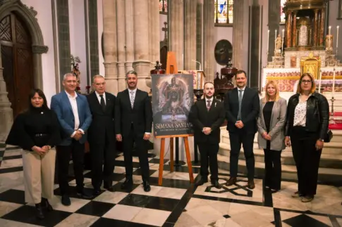Ismael Francisco Sánchez firma el cartel de la Semana Santa de La Laguna 2026
